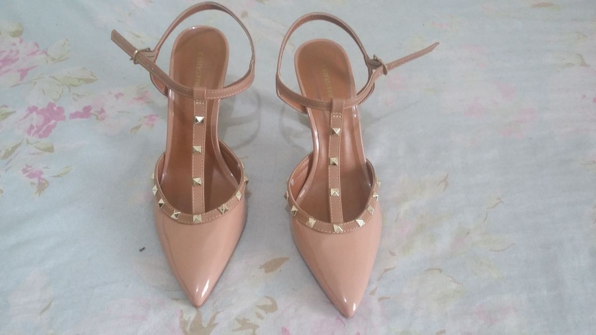 scarpin com tiras e spikes