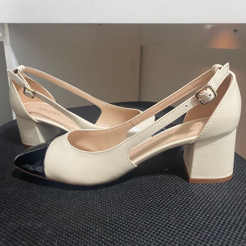 Scarpin Off white Couro Aberto Cap Toe Verniz Arezzo Slingback Chanel Boneca Old Money Sand lia Feminina Arezzo Usado 87468535 enjoei