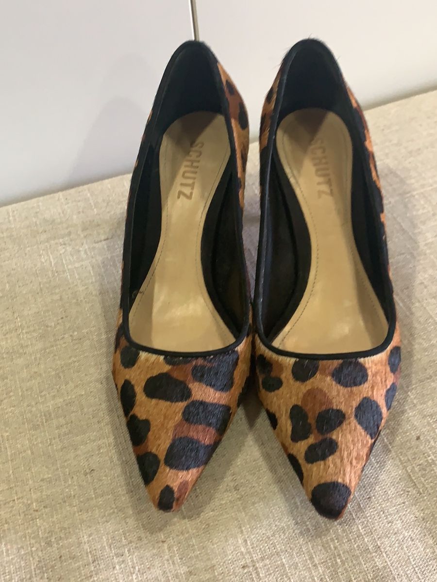scarpin onca schutz