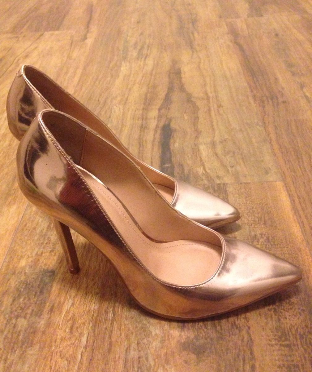 scarpin ouro