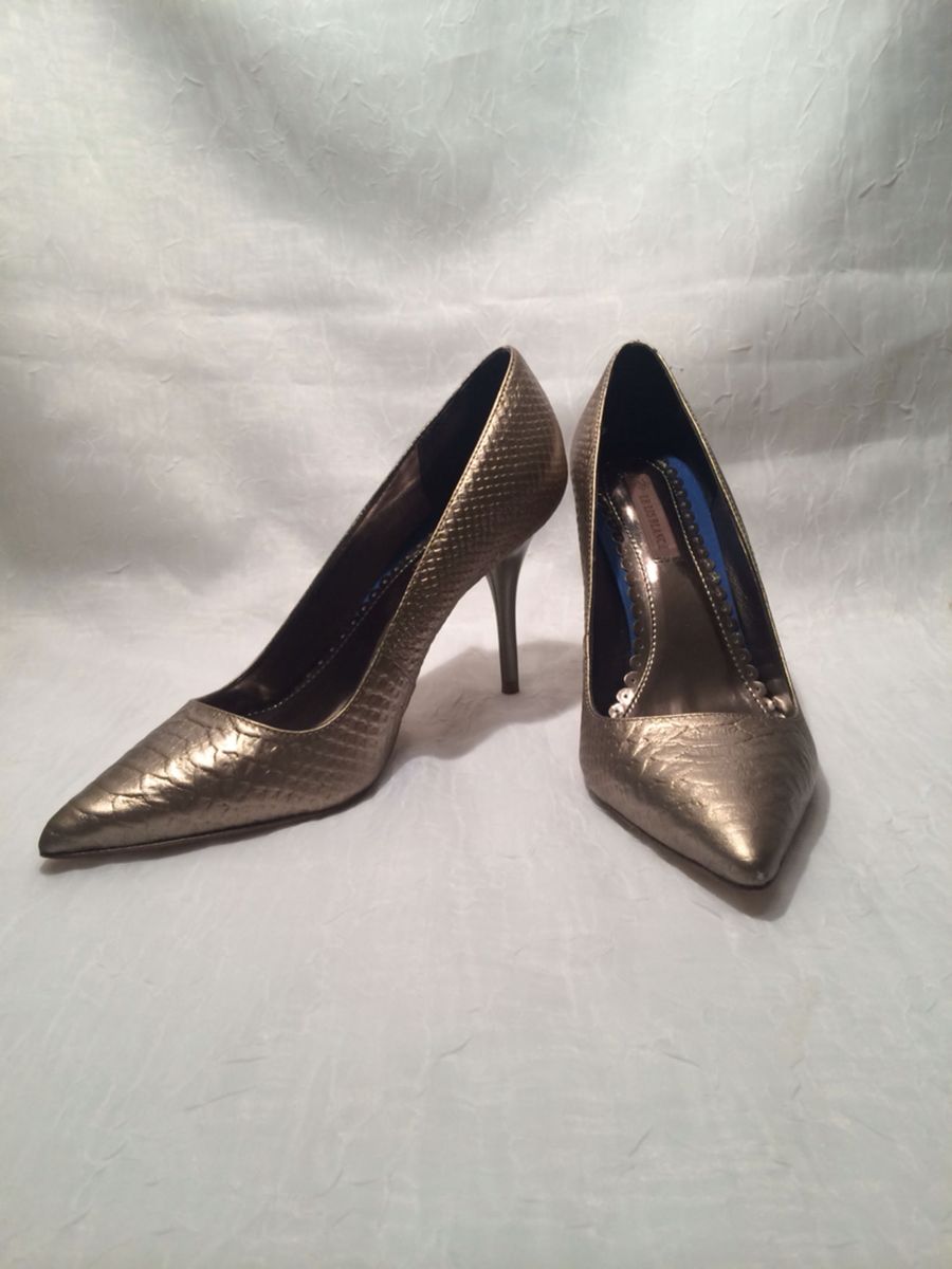 scarpin ouro