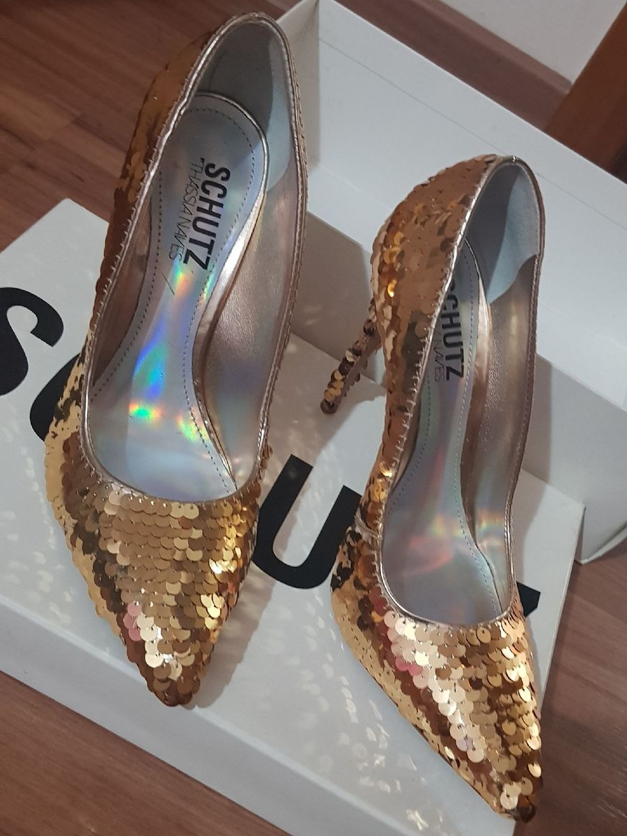 scarpin dourado schutz