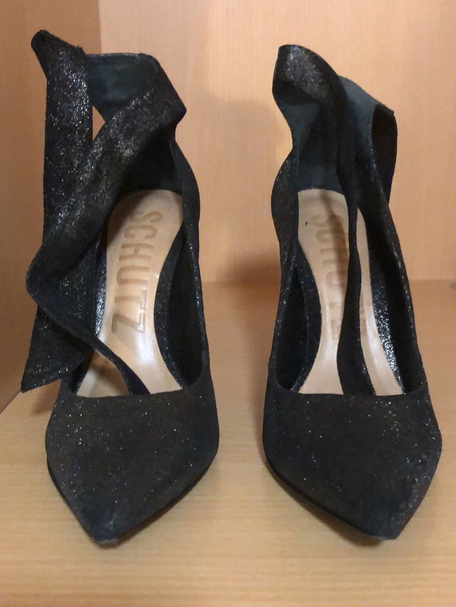 scarpin com laço no tornozelo