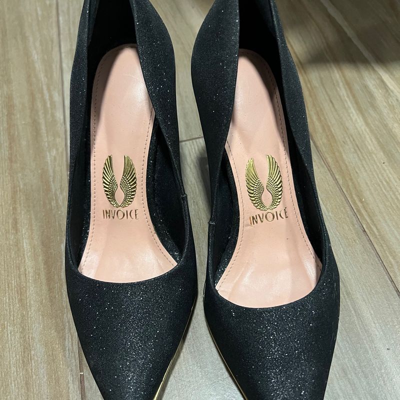 Scarpin preto store com detalhes dourado