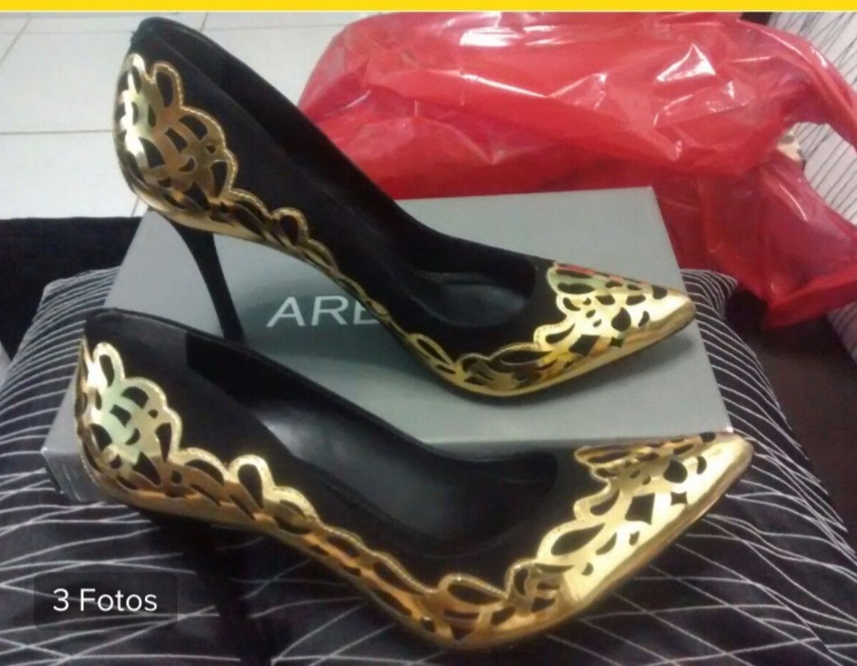 scarpin preto e dourado