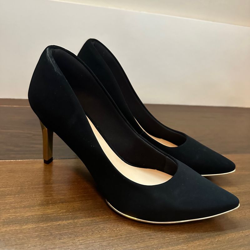 Scarpin preto best sale com detalhes dourado