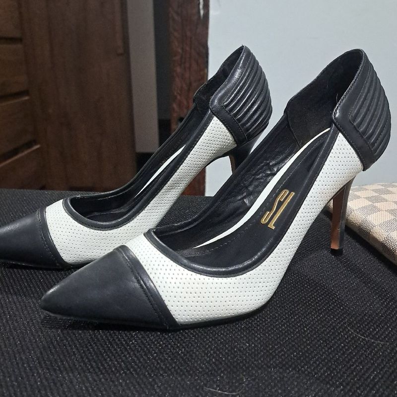 Scarpin preto e cheap branco santa lolla