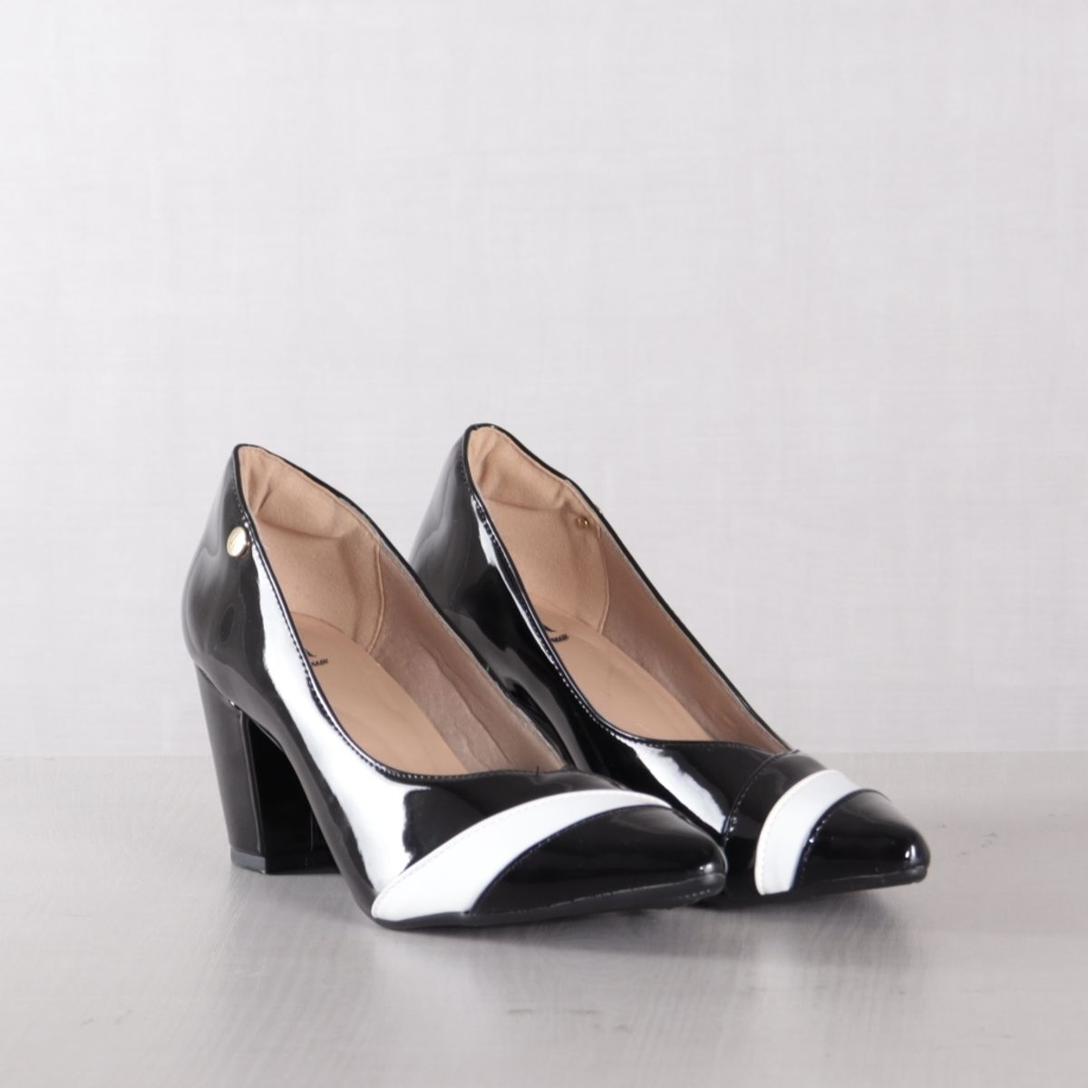 Scarpin Preto e Branco | Sapato Feminino Não Identificado Nunca Usado ...