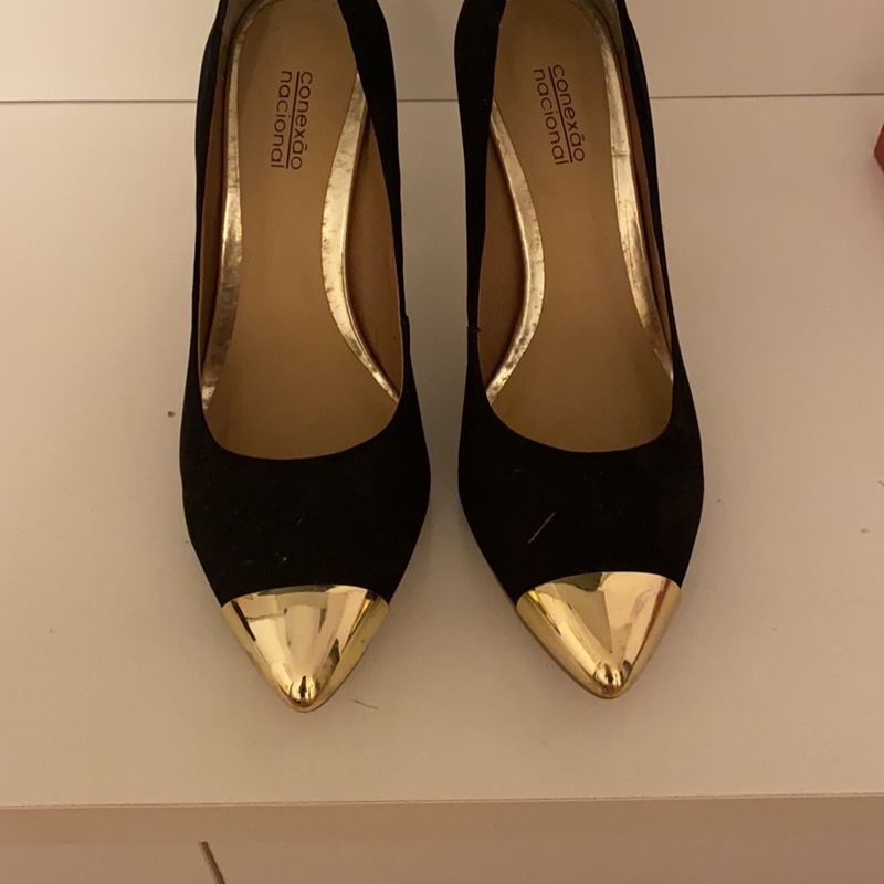 Scarpin preto best sale e dourado