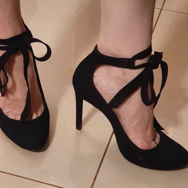 Scarpin preto hot sale camurça schutz