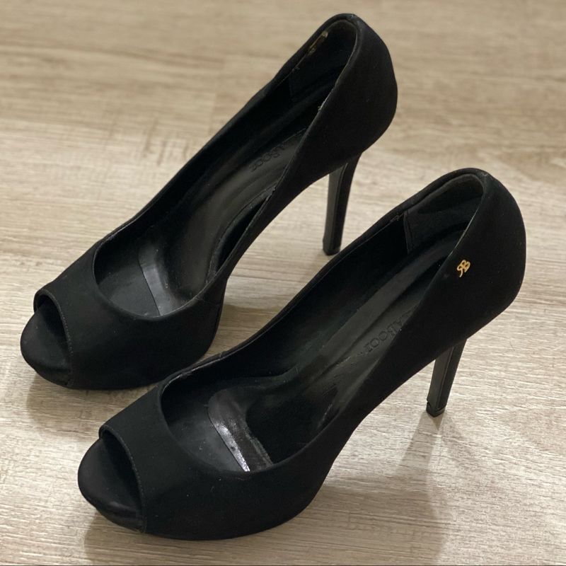 Scarpin preto best sale raphaella booz