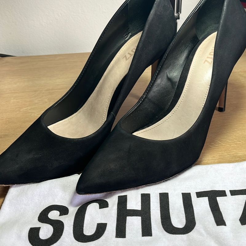 Scarpin nobuck preto store schutz