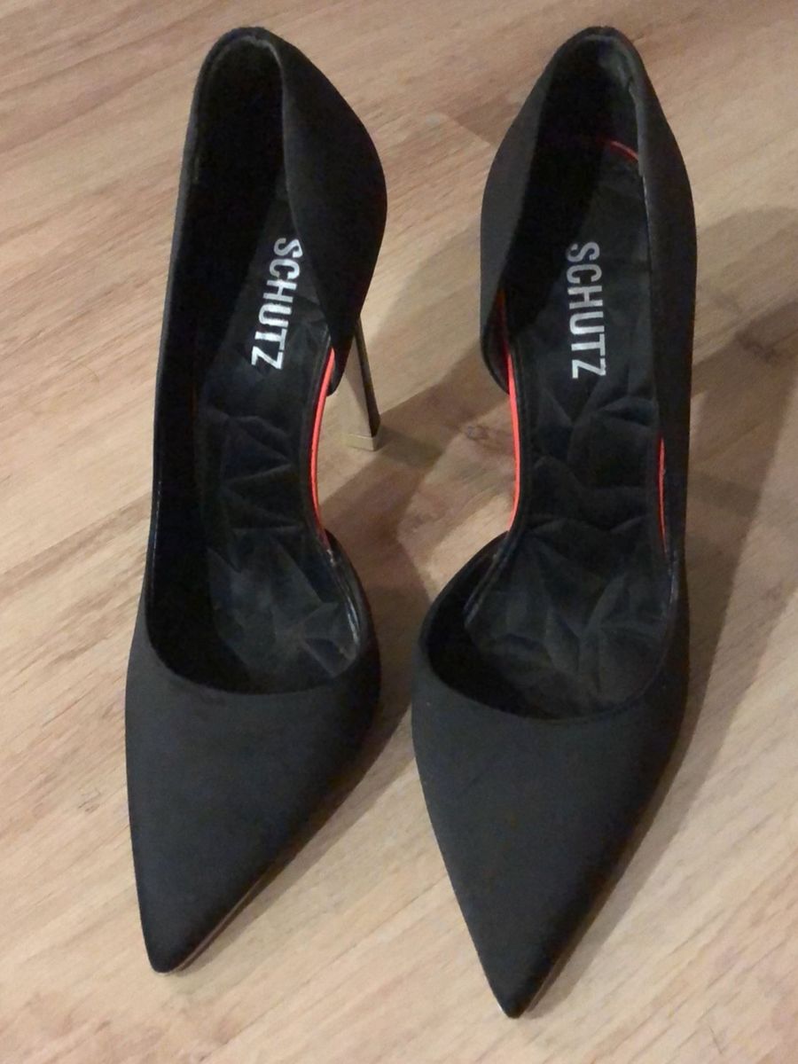 schutz scarpin preto
