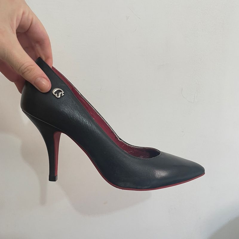 Scarpin preto sola hot sale vermelha carmen steffens