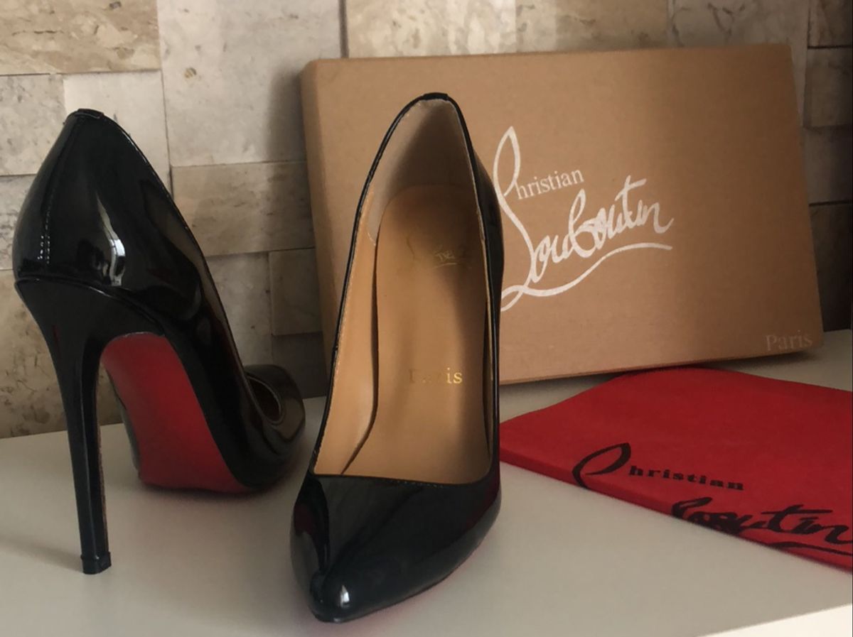 scarpin preto com solado vermelho