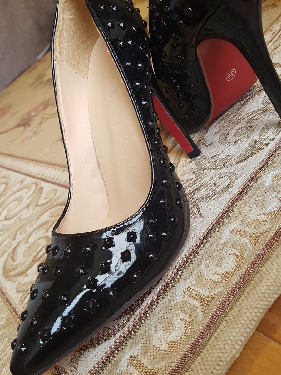 scarpin preto com sola vermelha