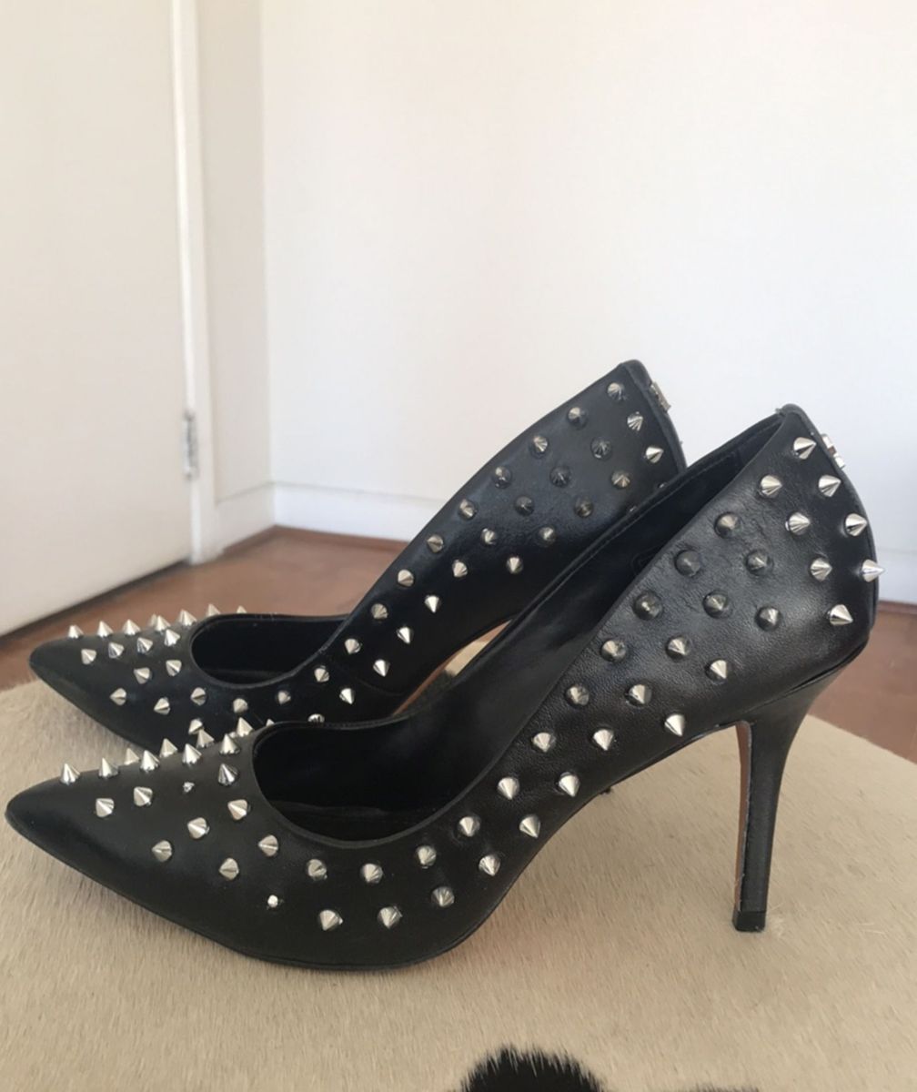 scarpin com spikes preto