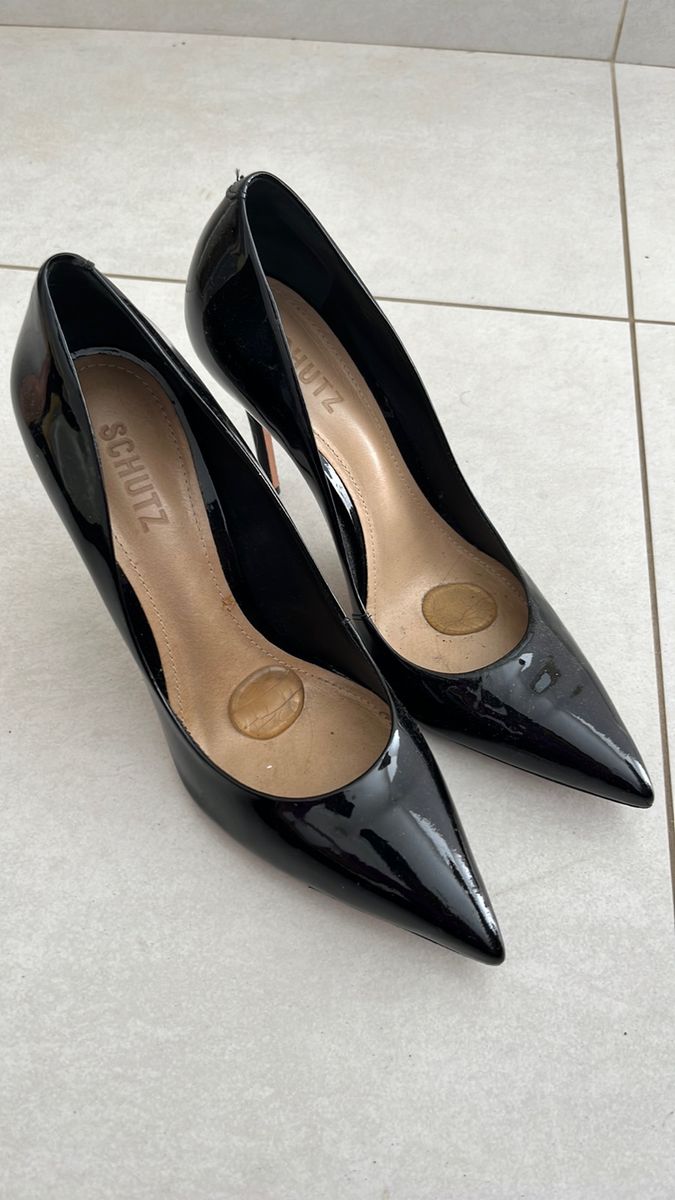 Scarpin preto verniz store schutz