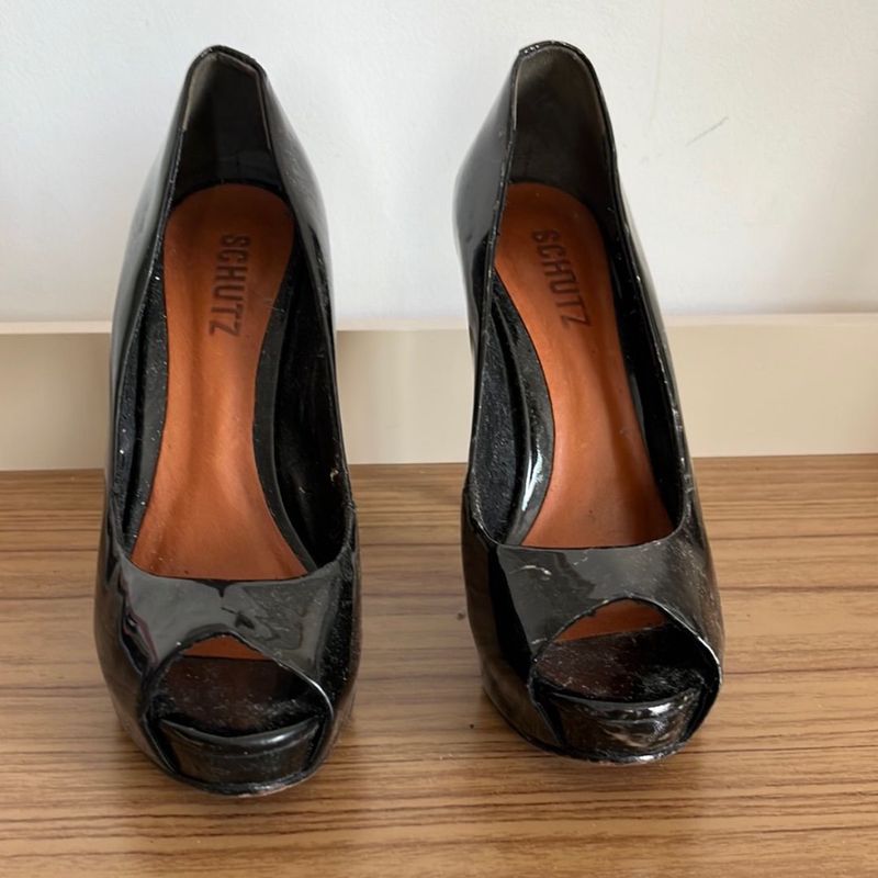 Scarpin schutz preto store verniz