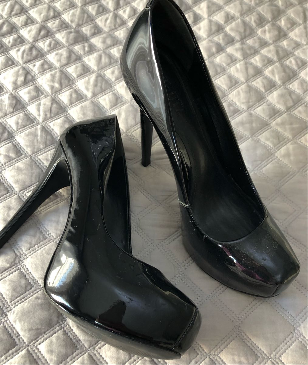 schutz scarpin preto