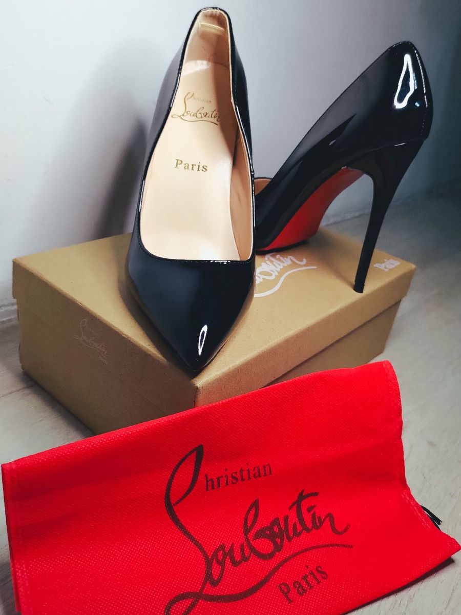 Louboutin preto e store vermelho