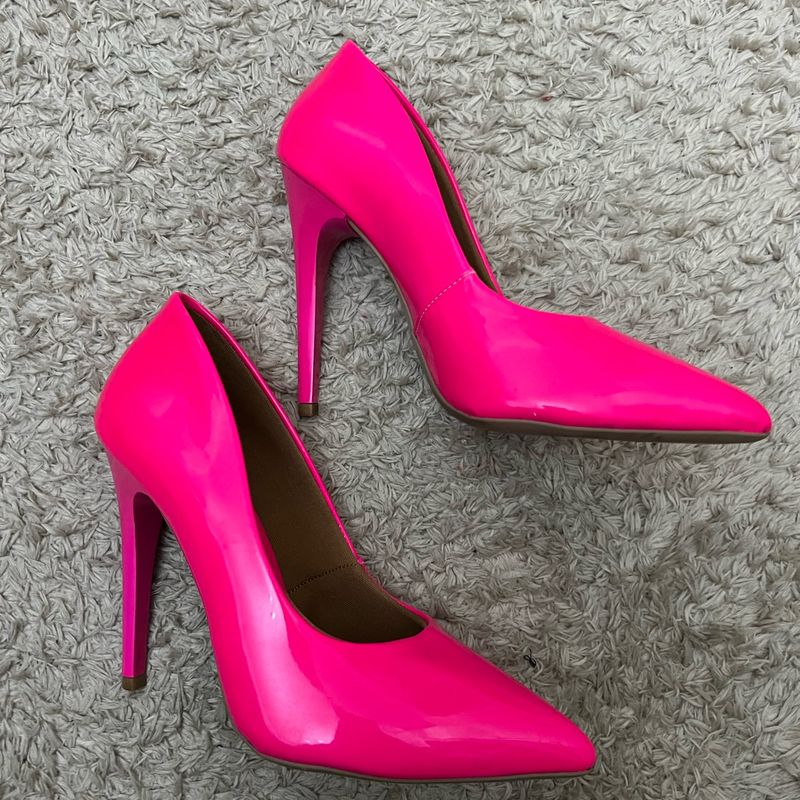 Scarpin rosa shops neon