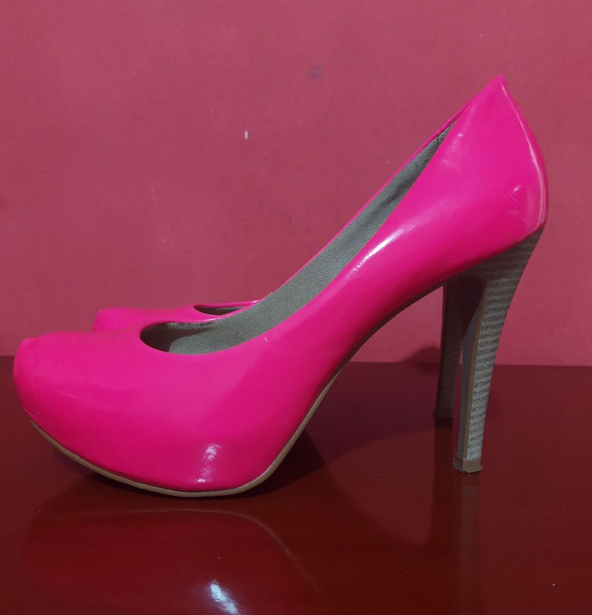 scarpin rosa neon