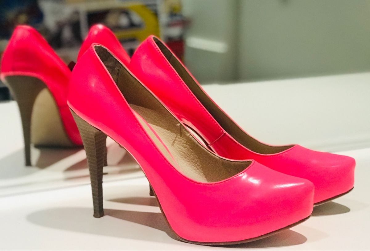 sapato rosa neon