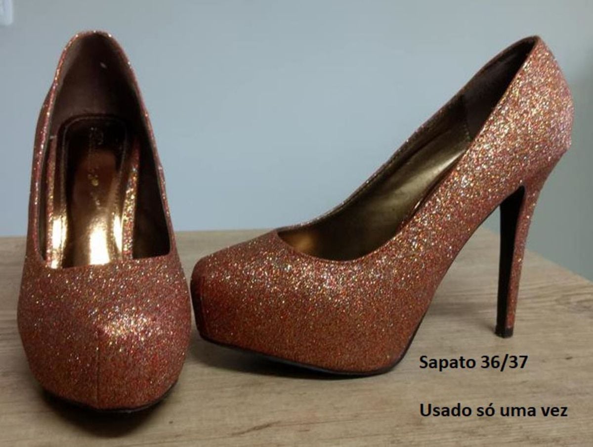 sapato com glitter dourado