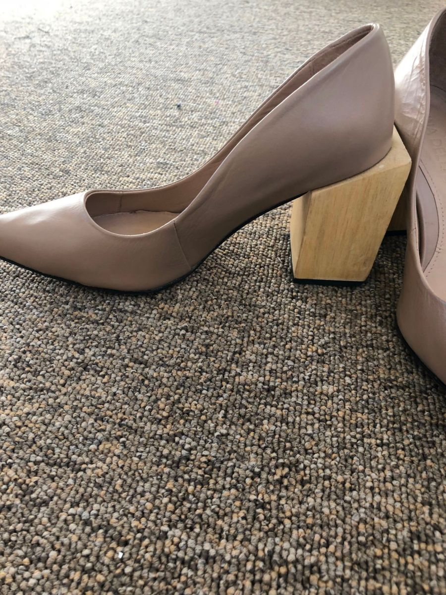 scarpin salto madeira