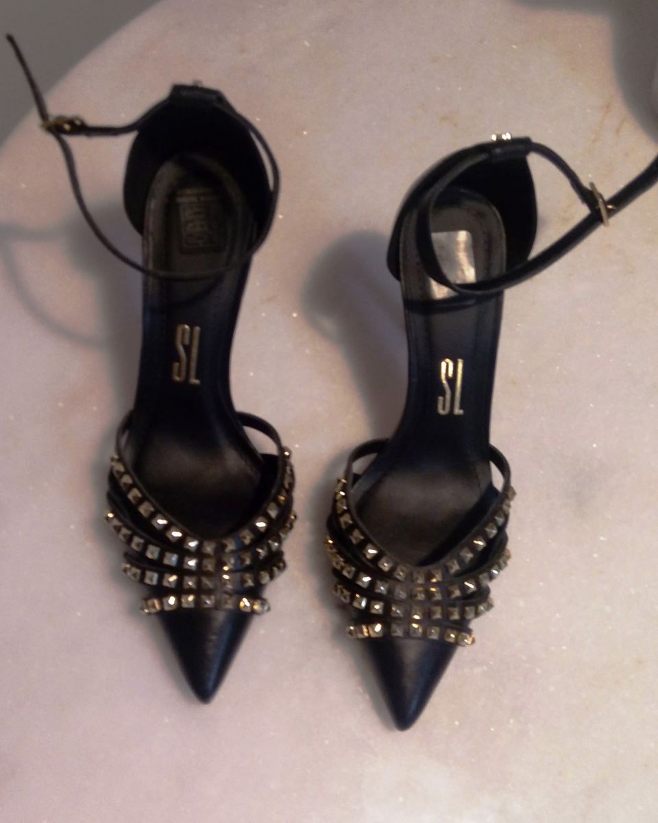 scarpin com spikes santa lolla