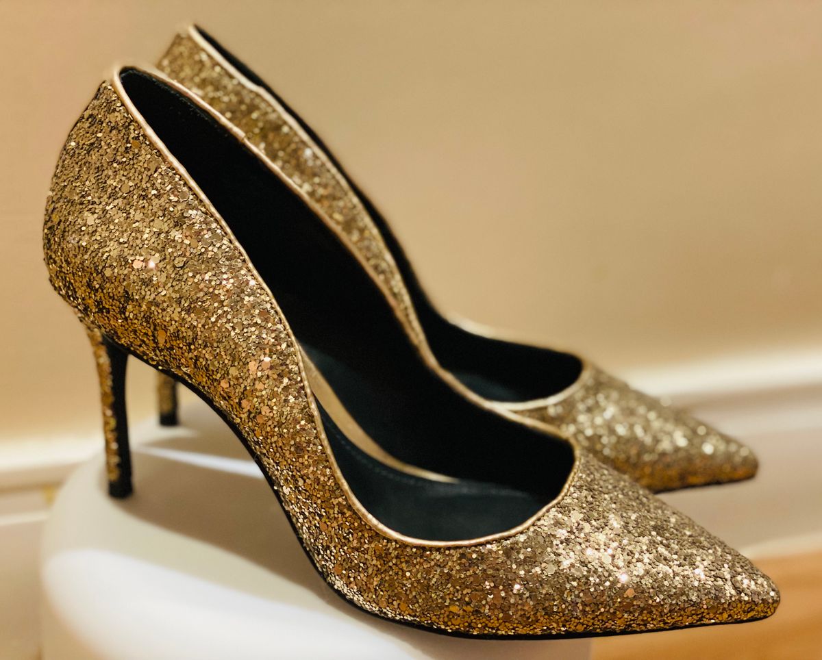 Scarpin store dourado schutz