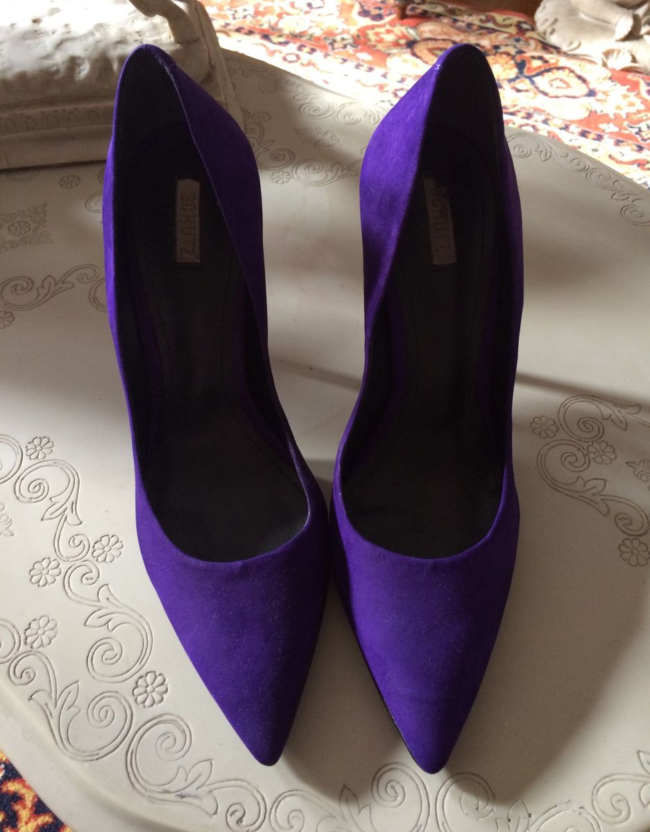 scarpin roxo schutz