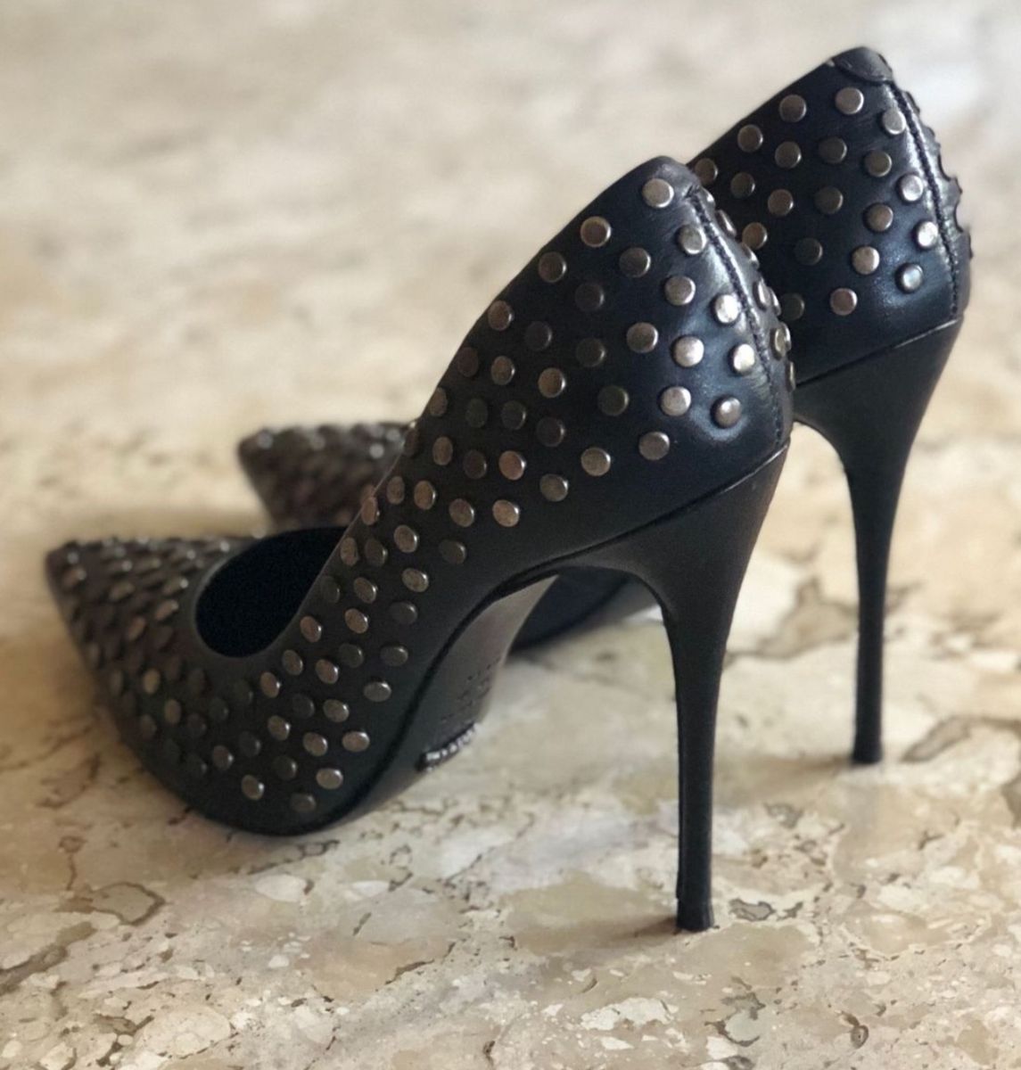 scarpin tachas schutz