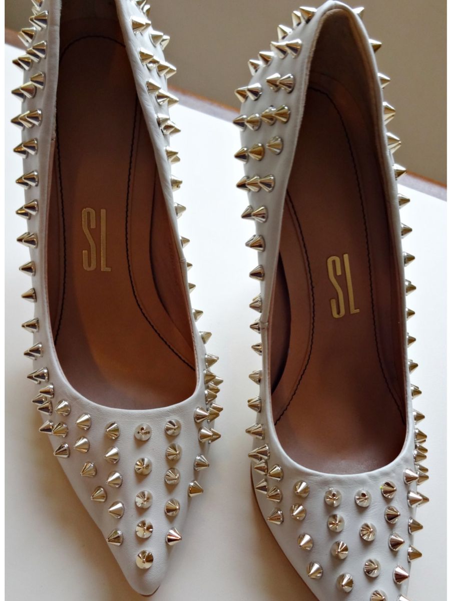 scarpin com spikes santa lolla