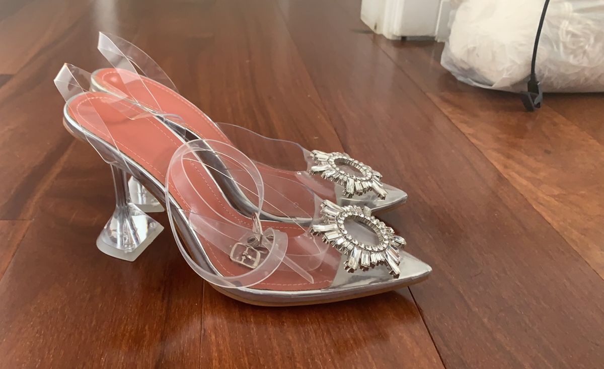 scarpin transparente com pedras