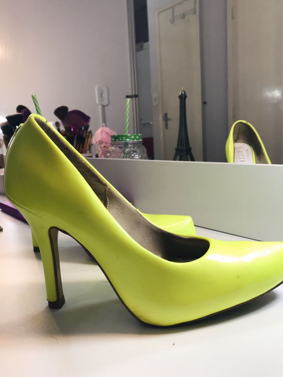 scarpin verde limão