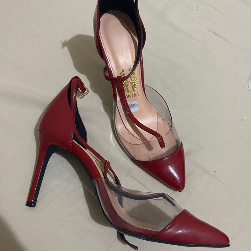 Scarpin vermelho com store transparência