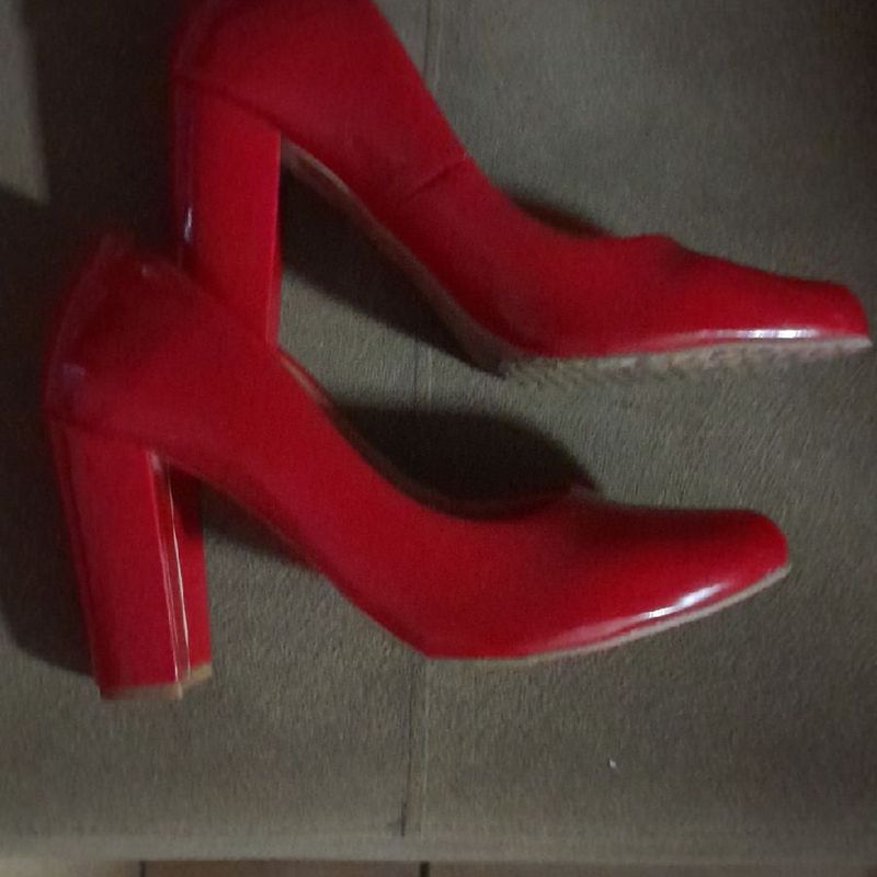 Scarpin vermelho hot sale salto grosso