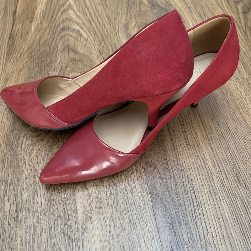 Scarpin vermelho hot sale escuro