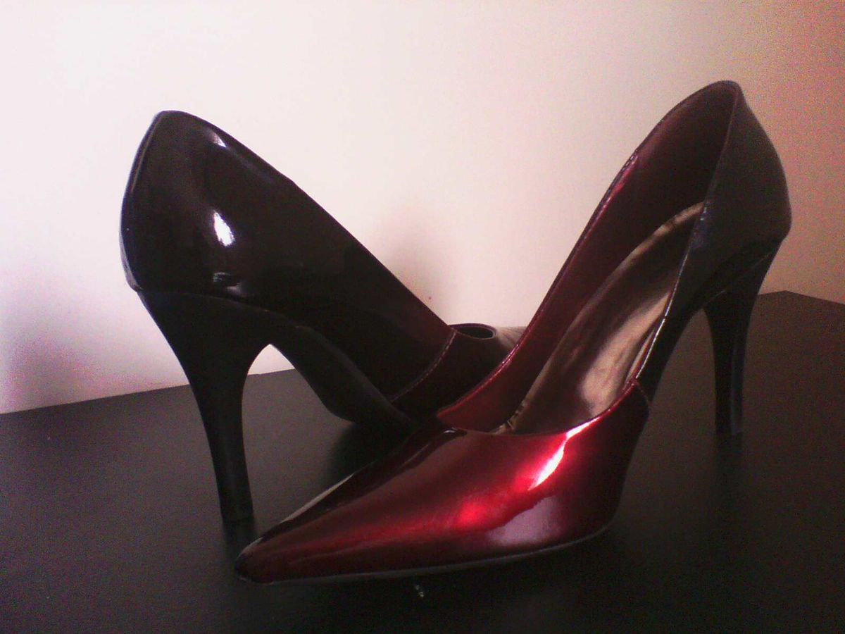 scarpin vermelho e preto