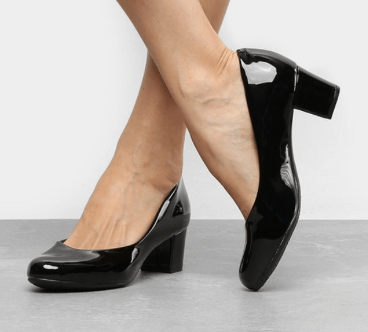 scarpin preto verniz bico redondo