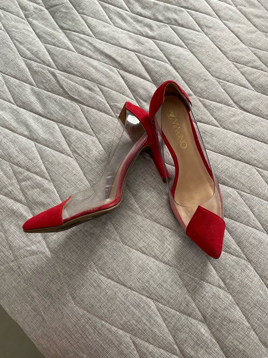 Scarpin via uno store vermelho