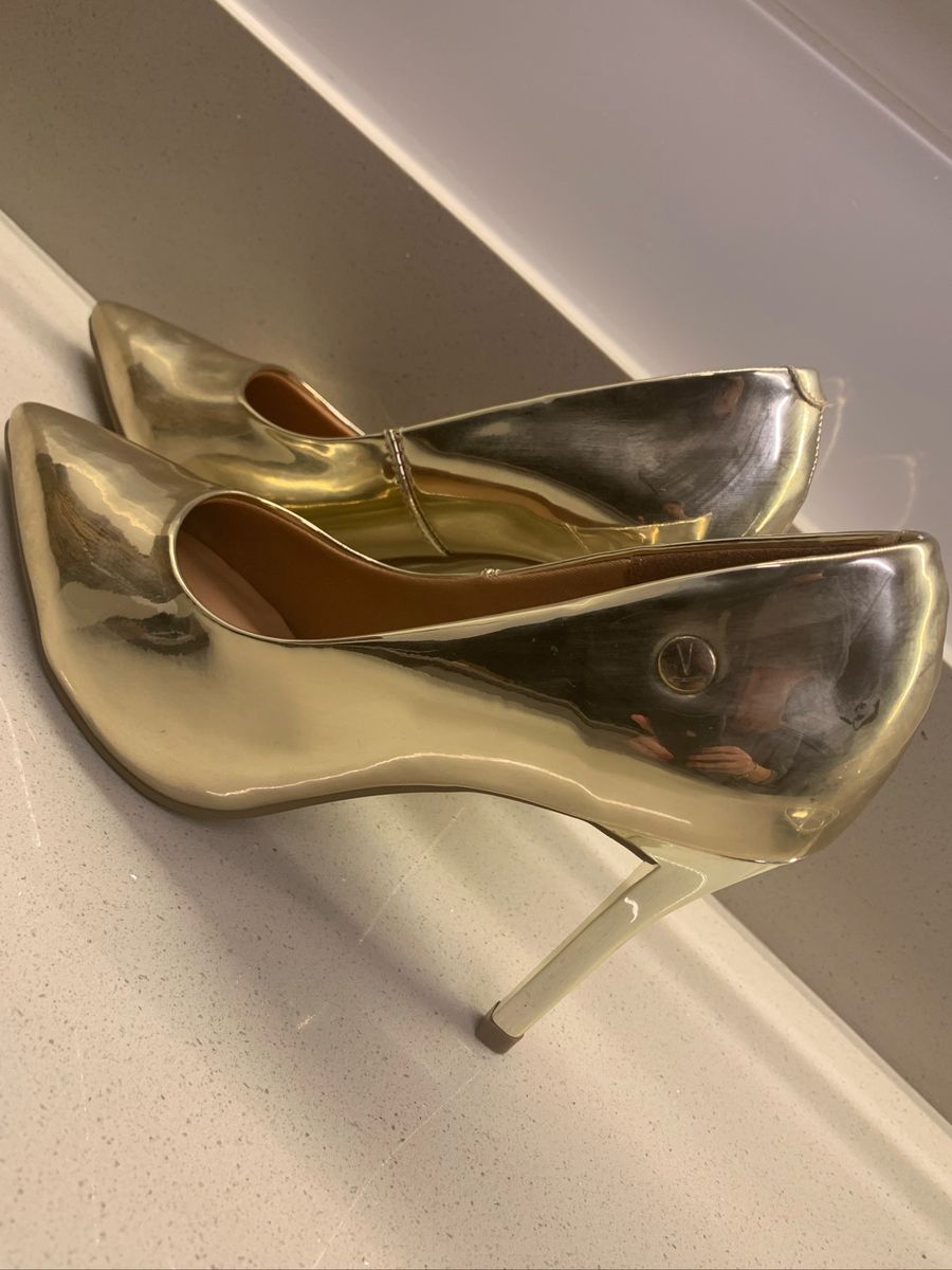 scarpin dourado vizzano