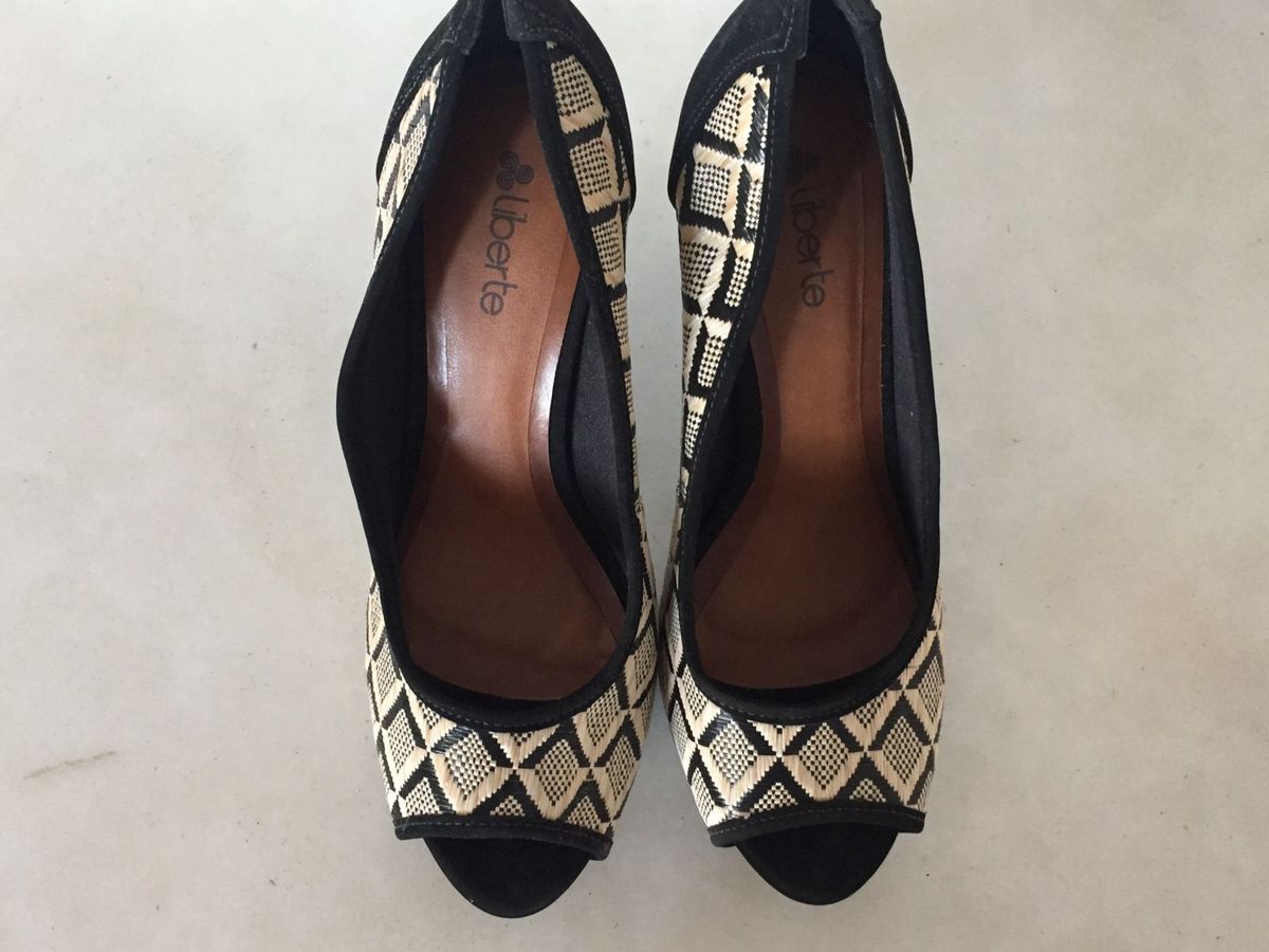 scarpin preto aberto na frente