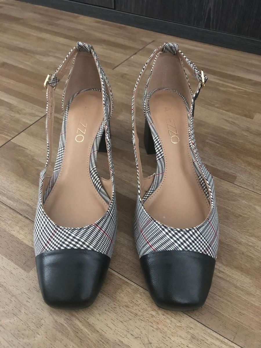 scarpin xadrez arezzo