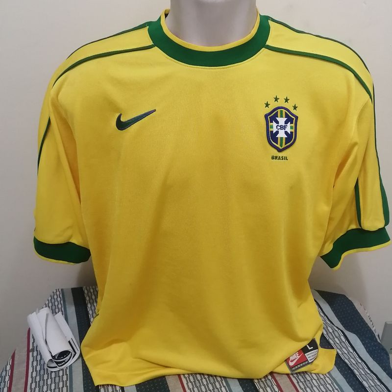 Colecionador tem quase todas as camisas da Copa de 1998