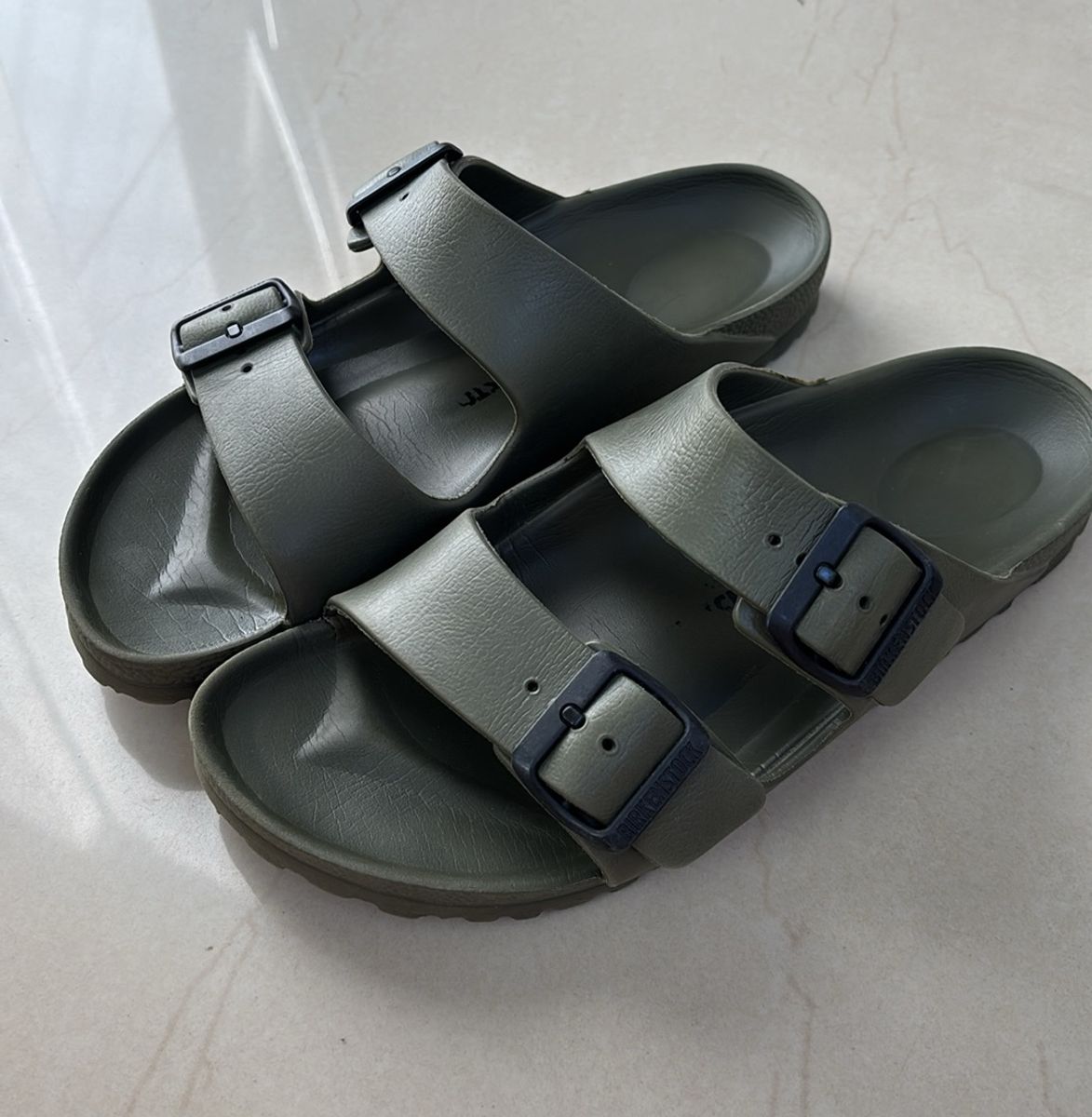 seminova-birkenstock-original-arizona-eva-verde-oliva-rasteira