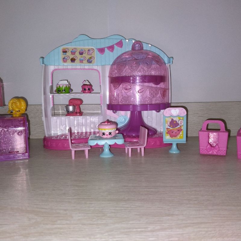 Shopkins cupcake store queen cafe