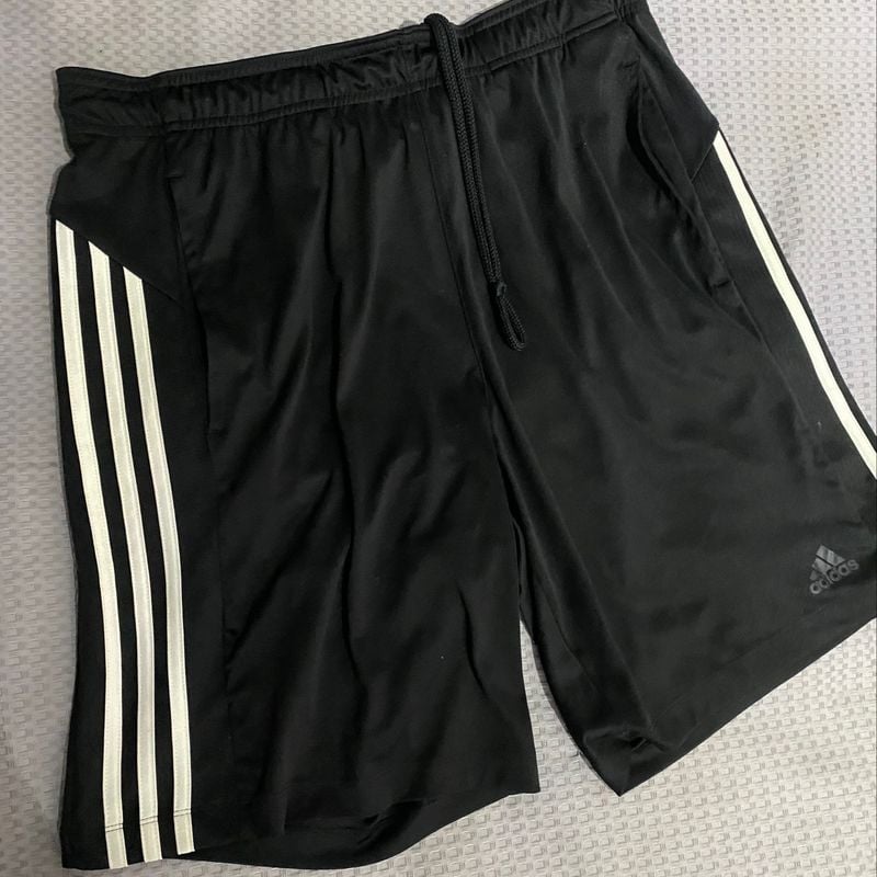 Bermuda hotsell adidas preta